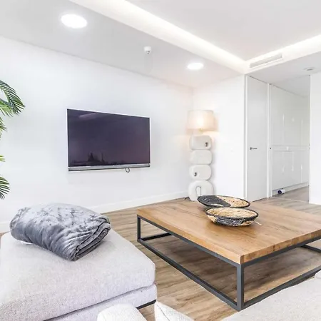 Lujoso Y Amplio Apartamento Con Frente Al Mar Estepona