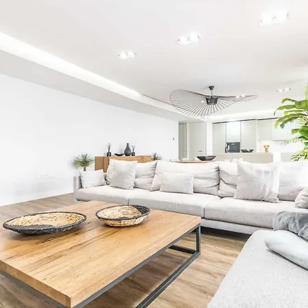 Lujoso Y Amplio Apartamento Con Frente Al Mar Estepona